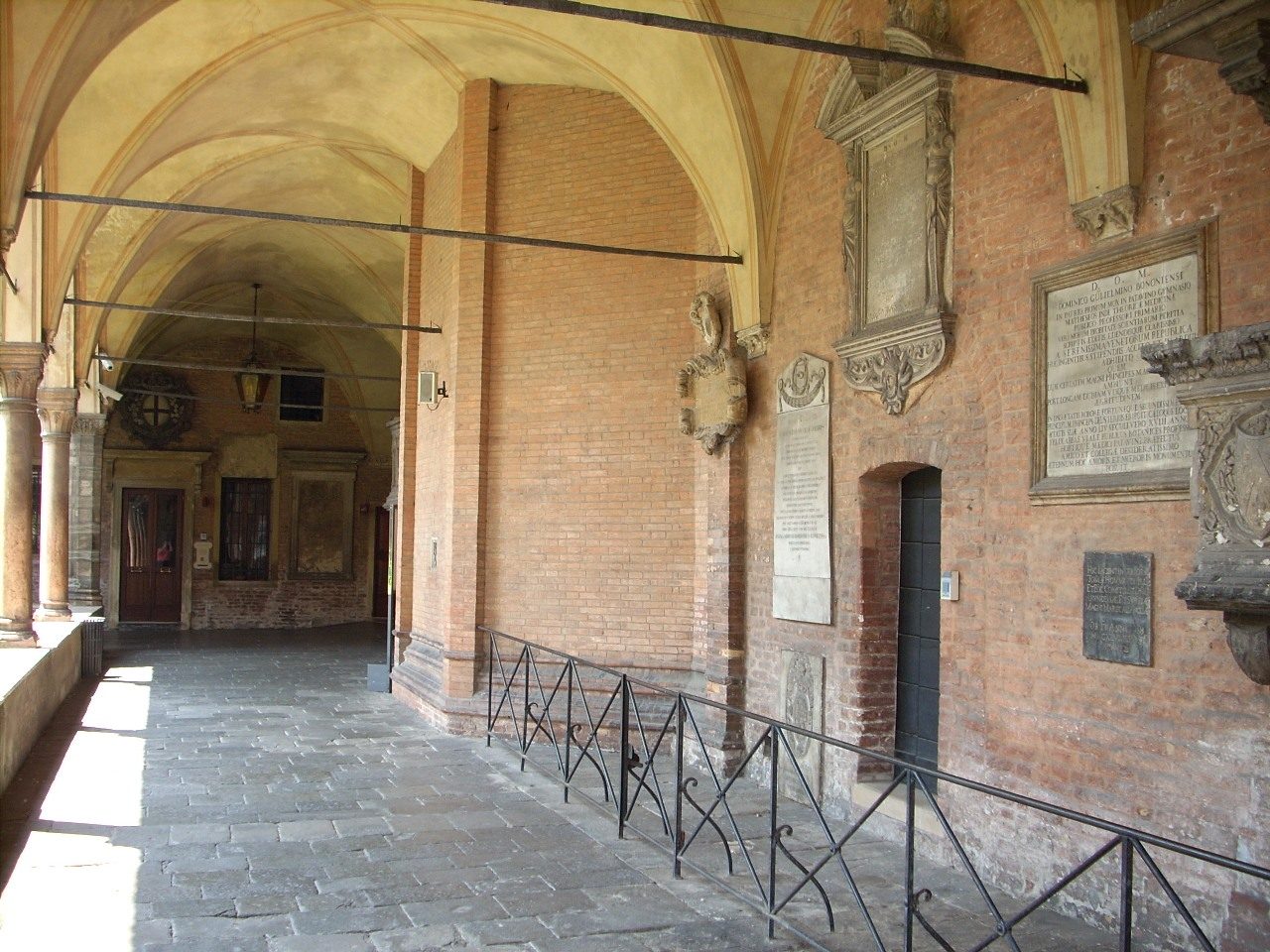Basilica%20of%20Sant%27Antonio%20courtyard%2C%20Padua%20-%2004.JPG